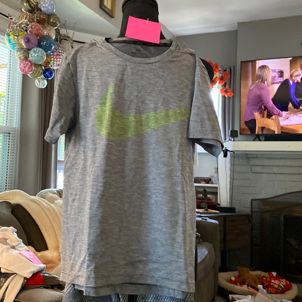 Nike boys dry fit size medium T-shirt good condition